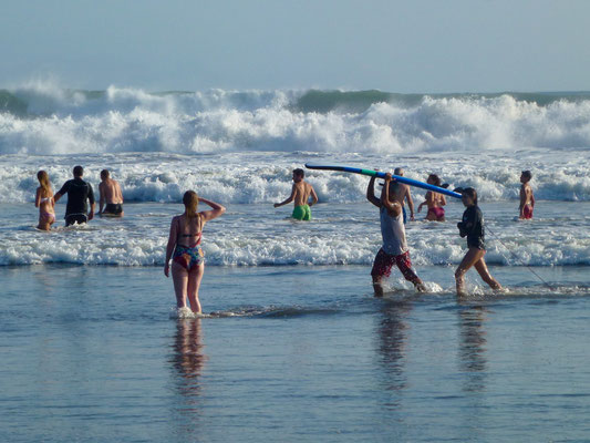 Bild: Badende und Surfer am Stand von Seminyak