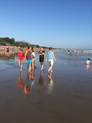 Bild: Bummeln am Strand von Seminyak