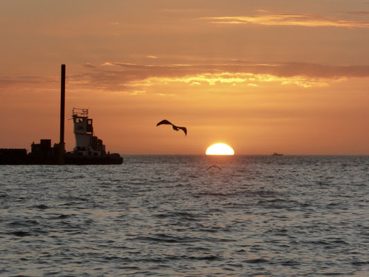 Bild: Sonnenuntergang am Strand von Naples 