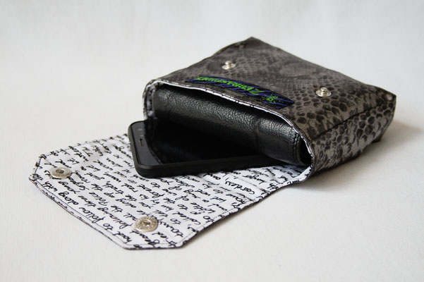 Neue Beinstulpen und Gürteltaschen - Reptilmuster silber - Zebraspider DIY Anti-Fashion Blog