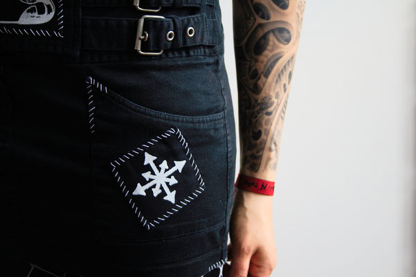 4 neue Röcke - patches & studs Aufnäher Jeansrock schwarz - Zebraspider DIY Anti-Fashion Blog