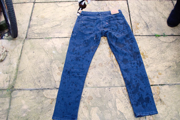 7 common mistakes when bleaching jeans - Domestos Jeans How to - Zebraspider DIY Anti-Fashion Blog