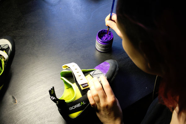 Was tun mit hässlichen Sportschuhen? - Kletterschuhe lila anmalen - Zebraspider DIY Anti-Fashion Blog