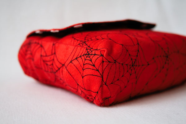 Neue Beinstulpen und Gürteltaschen - Spinnennetz rot - Zebraspider DIY Anti-Fashion Blog