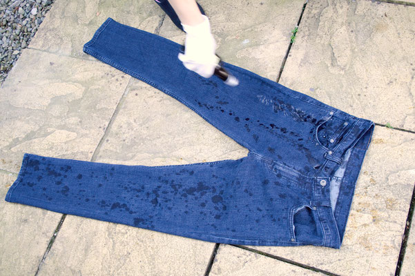 7 common mistakes when bleaching jeans - Domestos Jeans Tutorial - Zebraspider DIY Anti-Fashion Blog