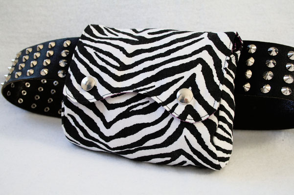 Neue Beinstulpen und Gürteltaschen - Zebra und lila Spinnennetz - Zebraspider DIY Anti-Fashion Blog