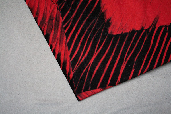 Zebra-Shibori Experiment - Zebramuster Twill schwarz-rot - Zebraspider DIY Anti-Fashion Blog