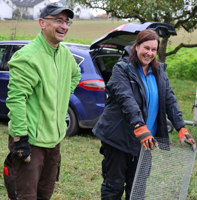 Bild: Stephan Pohl, Mitglied des Bundesfachausschuss für Streuobst des NABU, und seine Frau Iris Pohl-Mattern, beide Fachwarte für Obst- und Gartenbau, leiten die Pflanzaktion; Foto Thomas Gölzer