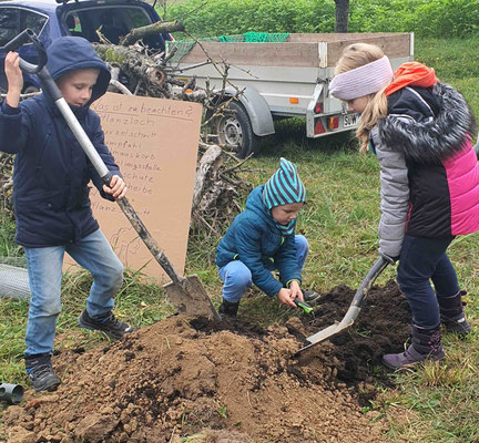 Bild: NAJU beim Pflanzen eines Apfelbaums; Foto Hildegard Gölzer