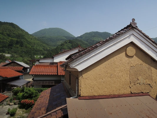 裏庭（土蔵）と青野山