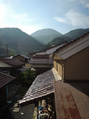 裏庭（土蔵）と青野山