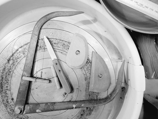 Drehschienen, Schneidedraht und anderes Werkzeug liegen auf einer Drehscheibe bereit