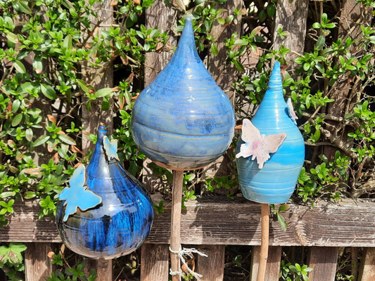 blaue Zwiebeln Gartenstecker