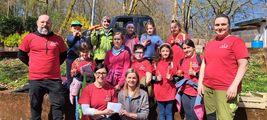 Die ganze NAJU-Gruppe übergibt Futter- und Geldspenden an Lucy