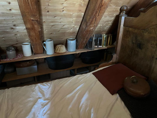 In diesem Bett mussten mehrere Kinder gleichzeitig schlafen