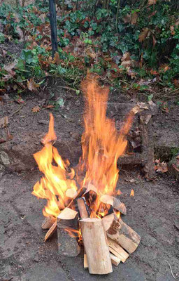 Astrid kümmert sich um das Feuer. 