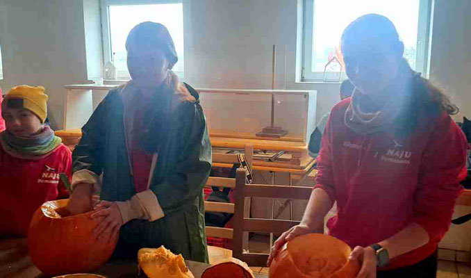 Friederike und Katharina haben Spaß beim Aushöhlen. 
