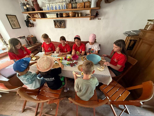 Die Kinder beim schnippeln von Obst
