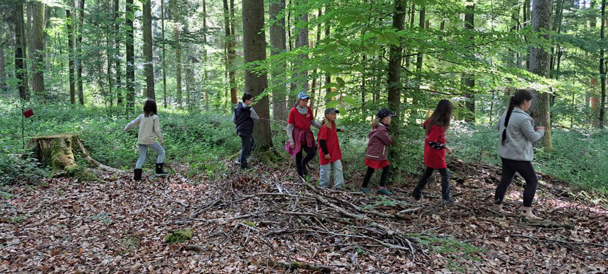 Die Kinder beim Suchen von Gegenständen