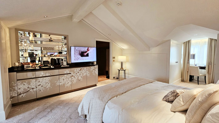 L'aménagement harmonieux de la chambre avec des éléments décoratifs uniques, tels que des luminaires design ajoutant une touche de sophistication.