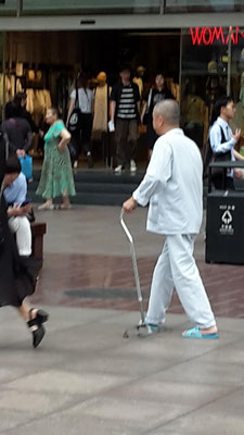 Auch er hat sich fein gemacht und spaziert durch die belebteste Fußgängerzone Shanghais