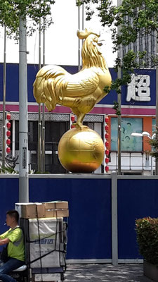 auf dem Weg zur Promenade ein goldener Hahn. Vor zwei Jahren war das Jahr des Hahnes.
