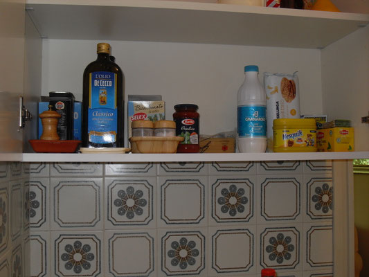 In der Küche stehen den Gästen zur Verfügung: natives Olivenöl extra, Essig, grobes Salz, feines Salz. Zucker, Kaffee, Tee, Kamille, etc.