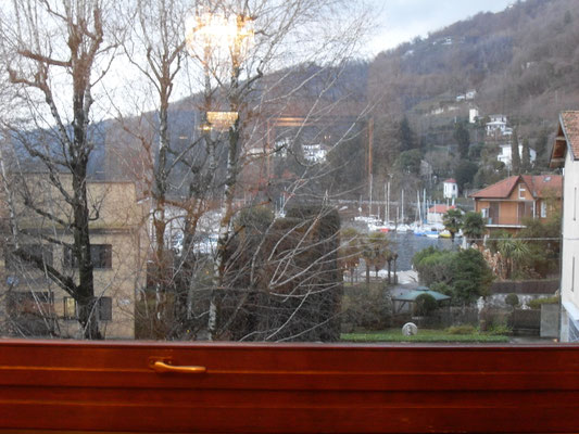 Wohnzimmer: Blick aus dem Fenster - Lesa_Il porticciolo.  Ideal für Familien- Smart Working WiFi