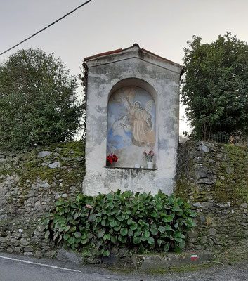 ...incontriamo una tipica edicola devozionale...