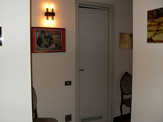 Flur zum Bad (links) und Schlafzimmer