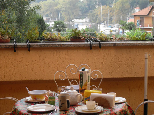Terrace surplombant le petit port de Solcio di Lesa où vous pourrez déguster un délicieux petit déjeuner, un bon déjeuner ou un dîner romantique.