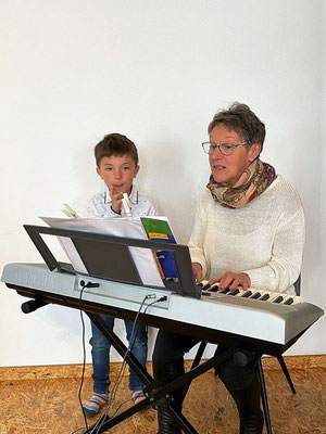 Ursula Geppert am Keyboard wurde in ihrer musikalischen Begleitung von Felix Reinke unterstützt