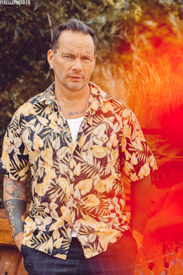 portrait d'un homme en chemise hawaïenne