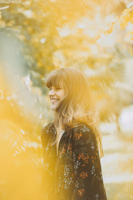 portrait artistique avec du flou coloré d'une jeune femme