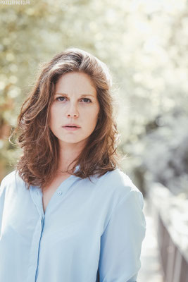 portrait d'une femme regard camera avec une chemise bleue