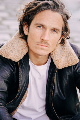 portrait homme regard caméra au 50 mm lumiére naturelle