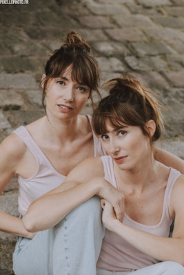 portrait de deux femmes assise dans un posing artistique en lumiére naturelle