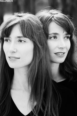 photo artistique de deux femmes jumelles en noir et blanc