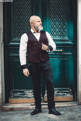 portrait plein pied d'un homme habillé en costume