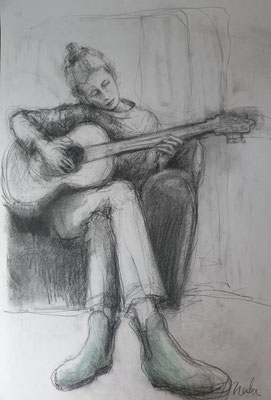 2 Mada_mélodie_2025_43X63cm_graphite et fusains sur papier_480€