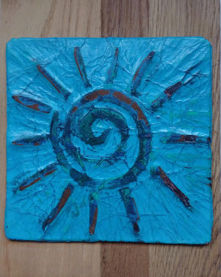 HUE Régine_Soleil bleu_2025_Bois cuir papier_18x24cm_30€