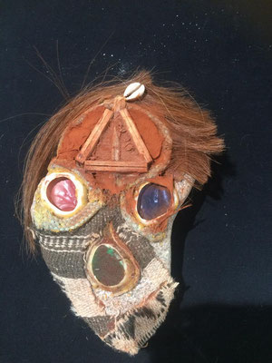 MUKUNA, Masque 1, Pierre-ocre-tissu-cauries-bois, 18x23 cm, 80€