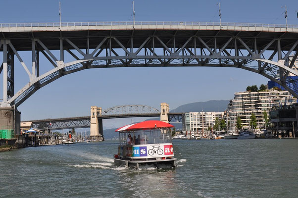 Kleinfähren auf dem False Creek