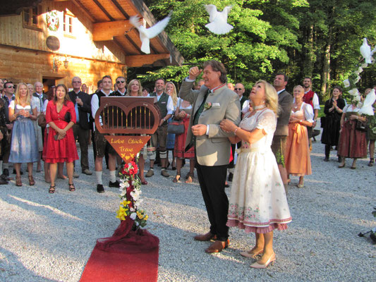 weiße Tauben Hochzeitstauben Bartek Rottach Egern