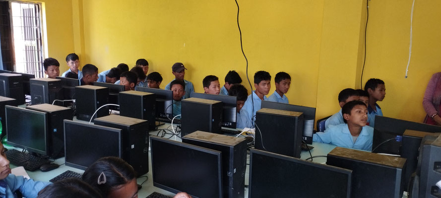 Schule in Baseri. Gut ausgestattet mit Computern