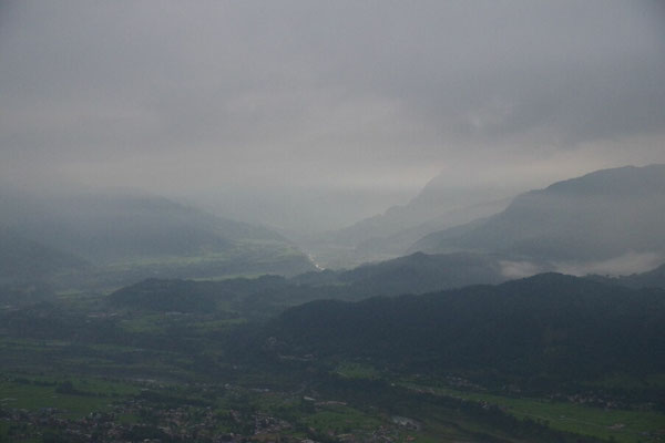 Die Bergkette im Norden ist noch vom Nebel verhuellt