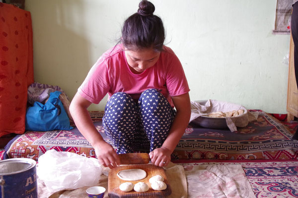 Tsering bereitet Brot (Chapati) vor