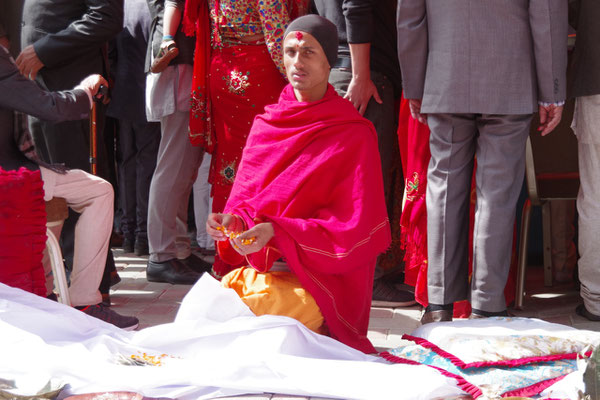 Der Priester bereitet die Pooja vor