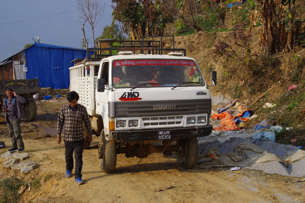 Ankunft in Baseri. Ramesh, Fahrer, LKW