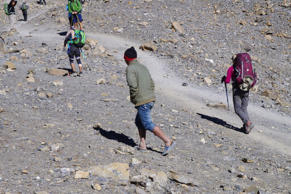 Das schaffen nur Nepali - in 5000 m Hoehe mit Badelatschen unterwegs sein